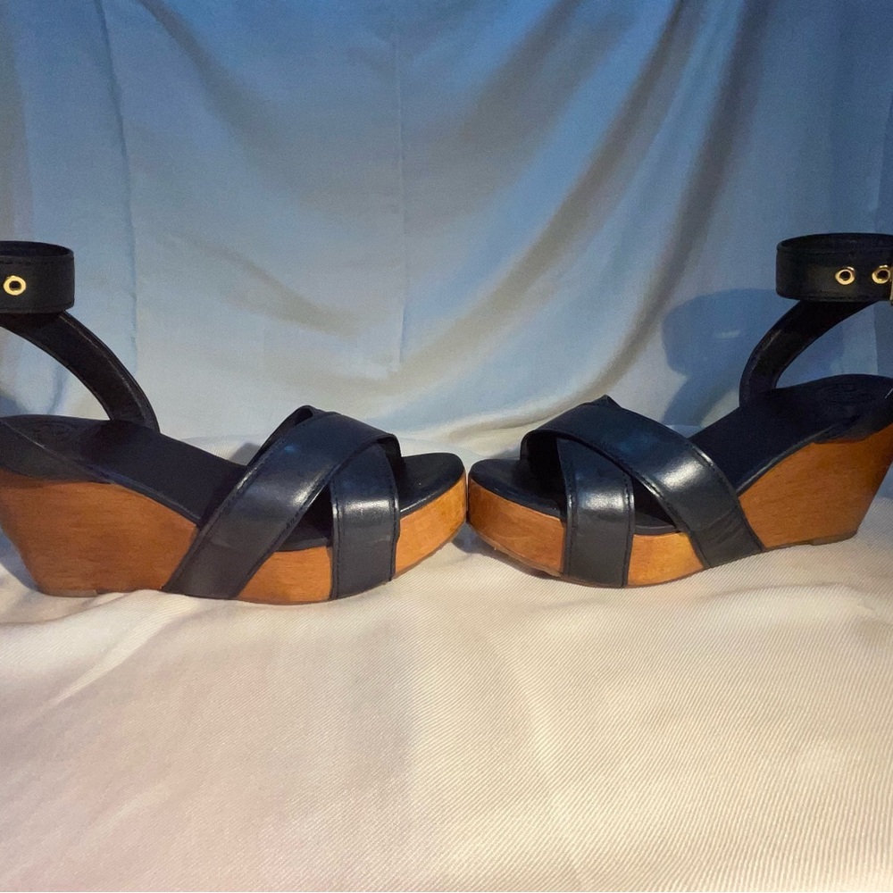 Elegant Navvy Wedge Tory Burch Sandals - Picture 6 of 7